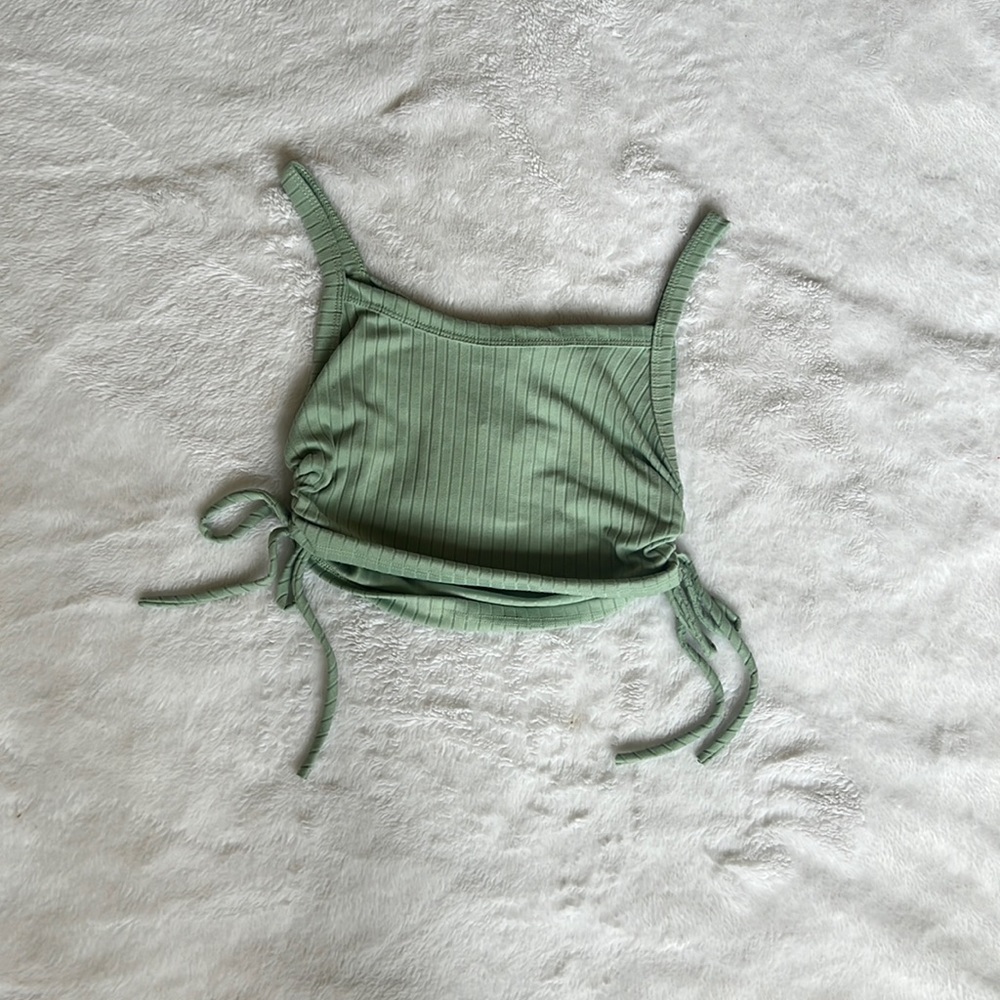 nice turquoise colored crop top that’s has never been worn